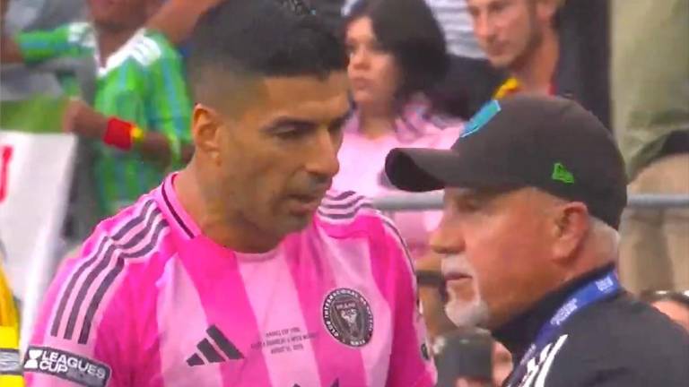 Luis Suárez aparentemente escupe al auxiliar de Seattle Sounders.