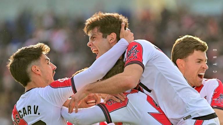 El triunfo permite a los franjirrojos salir del descenso, mientras que el Atlético cae a la cuarta posición de LaLiga.