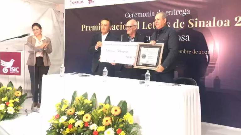 Francisco Hinojosa al recibir el Premio Letras de Sinaloa, en la FIL de Los Mochis.