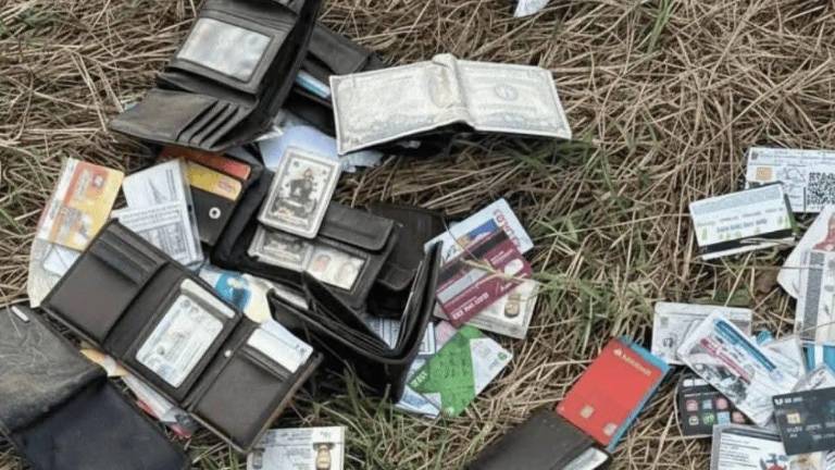 Carteras con credenciales y tarjetas fueron halladas a un costado de la carretera México 15 en Mazatlán.