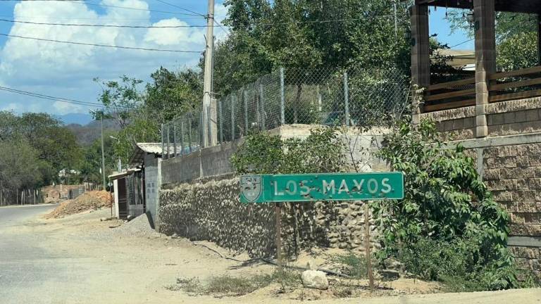 En Tamazula, Durango, un letrero del poblado Los Mayos, muestra las huellas de disparos.