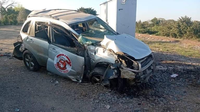 Tras el impacto, los ocupantes del vehículo resultaron ilesos.