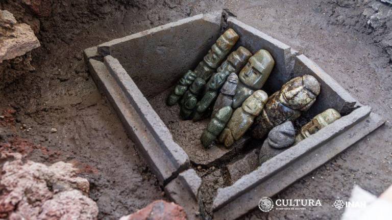 Descubre INAH cofre de piedra con 14 esculturas y tesoros en Templo Mayor