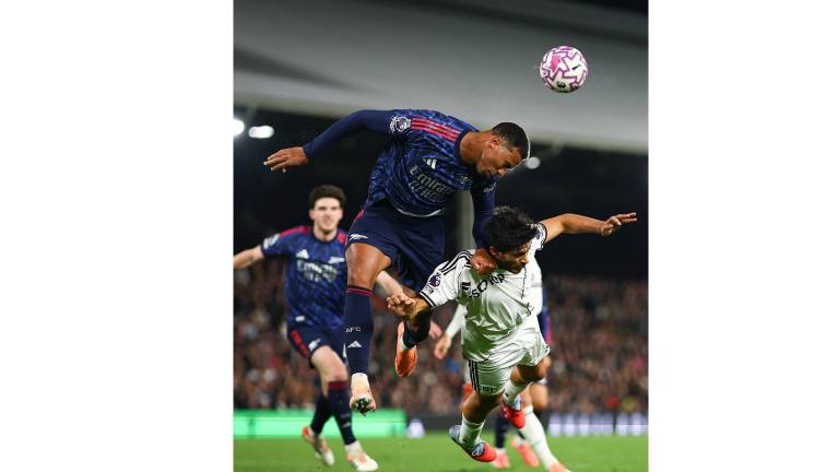 Raúl Jiménez fue titular con el Fulham, que no logró romper la solidez defensiva del equipo de Arteta.