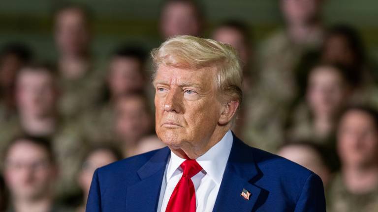 Donald Trump llama a Petro ‘líder del narcotráfico’ y suspende toda ayuda a Colombia.