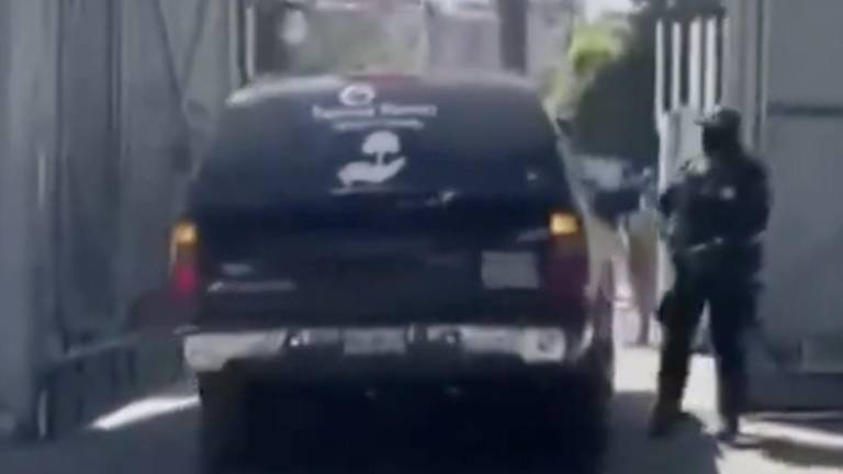 La carroza ingresó a las instalaciones del Centro Federal Pericial Forense de la Fiscalía General de la República.