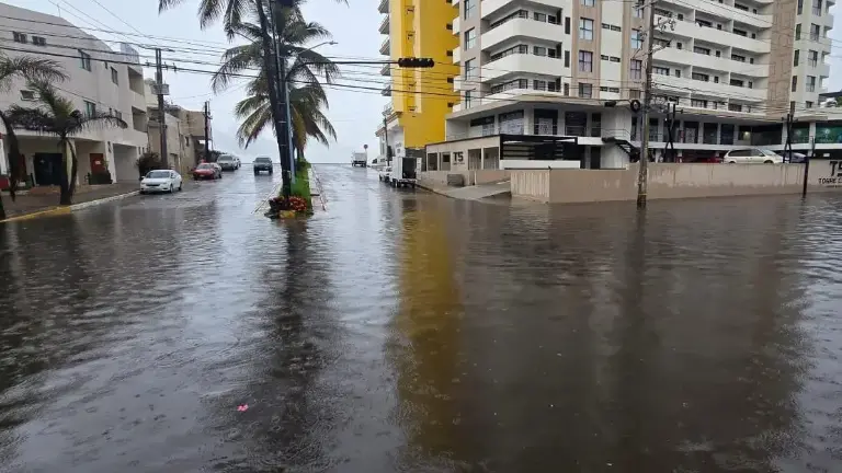 Avenida Cruz Lizárraga, en Mazatlán, tras las lluvias registradas el fin de semana.