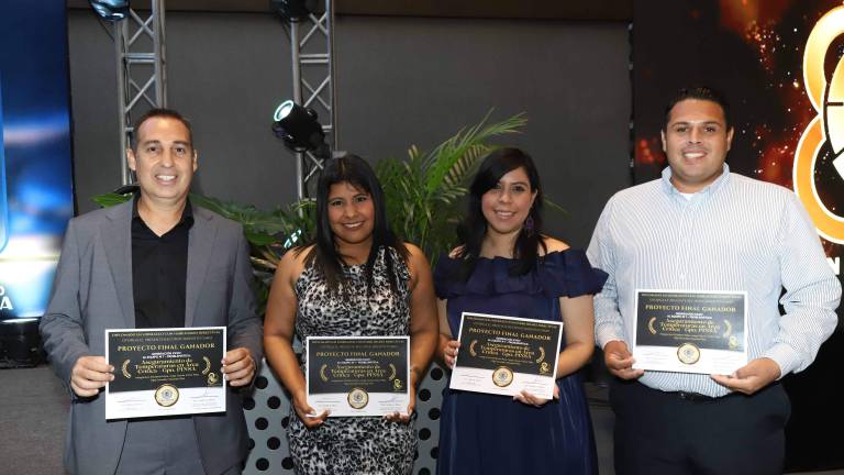 Jorge Ernesto Osuna, Elizabeth Meza, Olga González y Víctor Páez Meraz con su diploma al mejor proyecto final del Diplomado en Liderazgo de Canacintra Mazatlán.