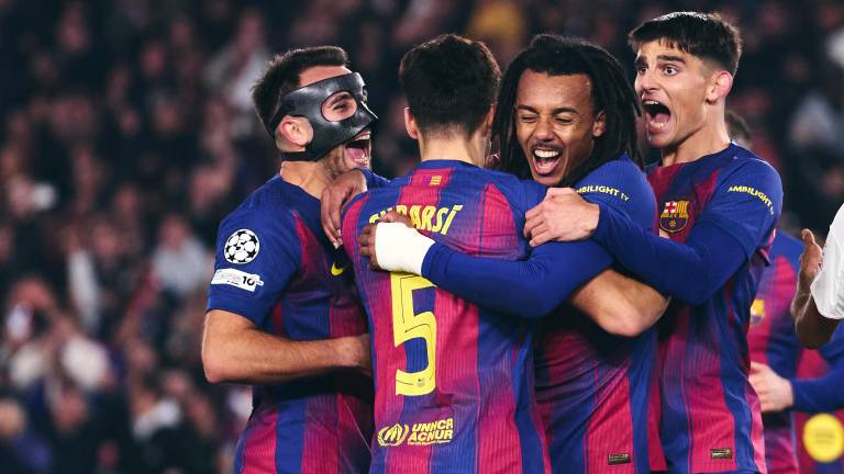 Jules Kounde es felicitado en uno de los dos goles que logró para darle la victoria al Barcelona.