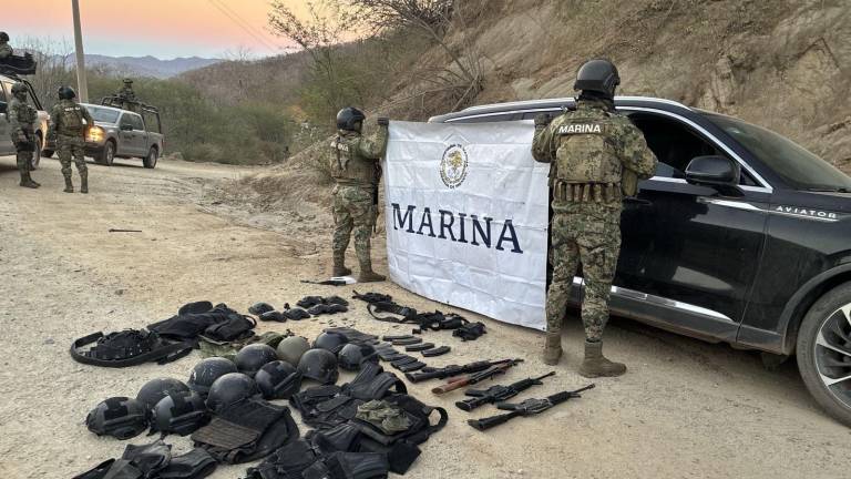 Elementos de la Secretaría de Marina aseguraron un vehículo con armas, cargadores y municiones en un camino del municipio de El Fuerte.