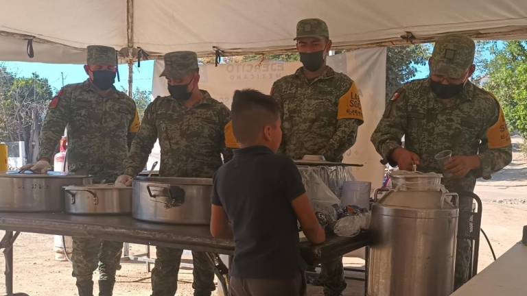 Alimentación y otros apoyos ha llevado el Ejército y la Guardia Nacional a la comunidad de Jesús María, tras operativo en el que se detuvo a Ovidio Guzmán.