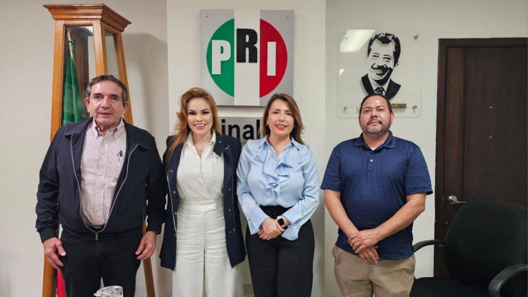 Paola Gárate con los dirigentes de los partidos con los que hace alianza en Sinaloa.