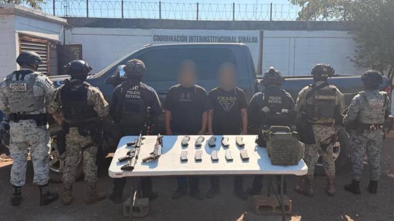 Las autoridades aseguraron armas largas, cargadores, cartuchos útiles, chalecos tácticos y una camioneta tras la detención de dos hombres en Eldorado.