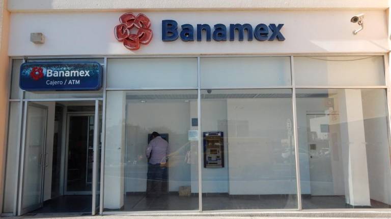 Señala AMLO que Gobierno ofertaría por Banamex si Larrea se desiste de compra