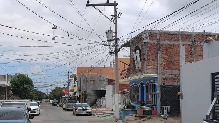 Una línea que alimenta un transformador se desconectó de una de sus fases.
