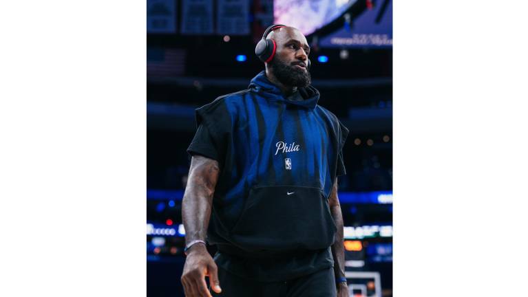 Donald Trump acusa a LeBron James de faltar al respeto al himno de EU en su debut con los 76ers
