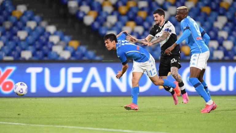 Hirving Lozano se lució al convertir el tercer tanto del Nápoles ante el Udinese.
