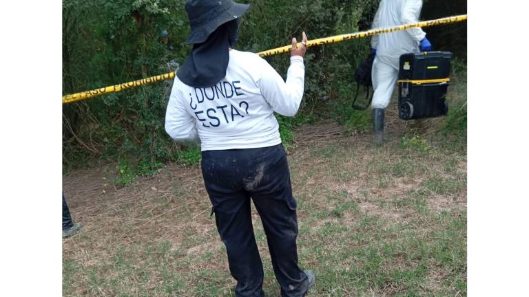 Integrantes de un colectivosde búsqueda y autoridades participaron en el rastreo donde fueron localizadas dos osamentas humanas.