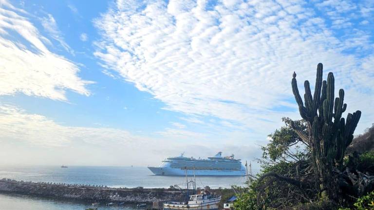 Llegada a Mazatlán del crucero turístico Navigator of the Seas.
