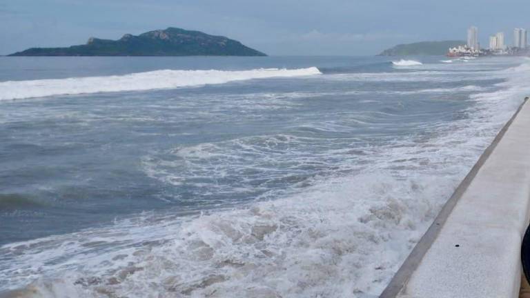 Alertan por fuerte oleaje y corrientes marinas en Avenida del Mar y Cerritos; piden extremar precauciones.
