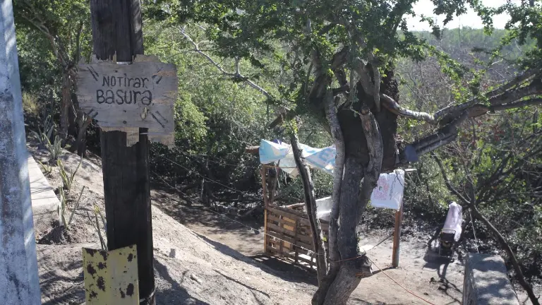 Las personas continúan haciendo caso omiso a los señalamientos de “No tirar basura”, provocando que la contaminación ambiental siga en aumento día con día.