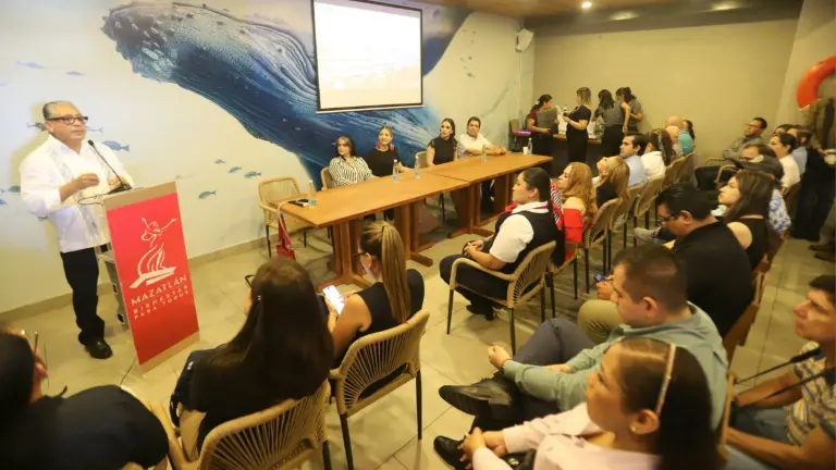 Entrega de certificación de playas en Mazatlán.