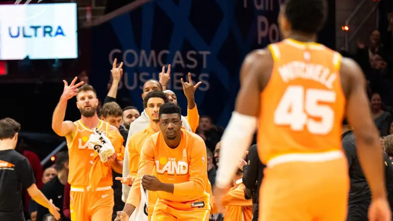 Los jugadores de banca celebran a la distancia de Donovan Mitchell, quien terminó el encuentro con 30 puntos para los Cavs.