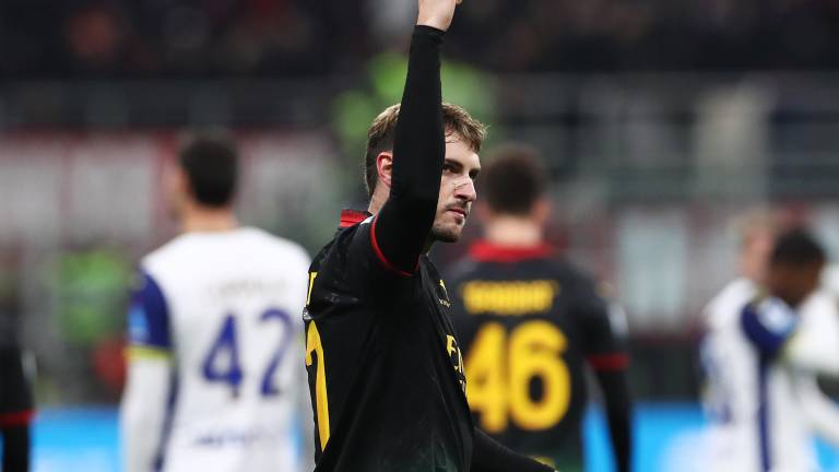 Santiago Giménez permanecerá con el AC Milan.