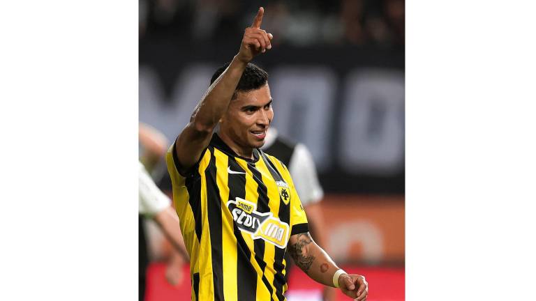 AEK se mantiene en la pelea por el liderato, a tres puntos de Olympiacos.