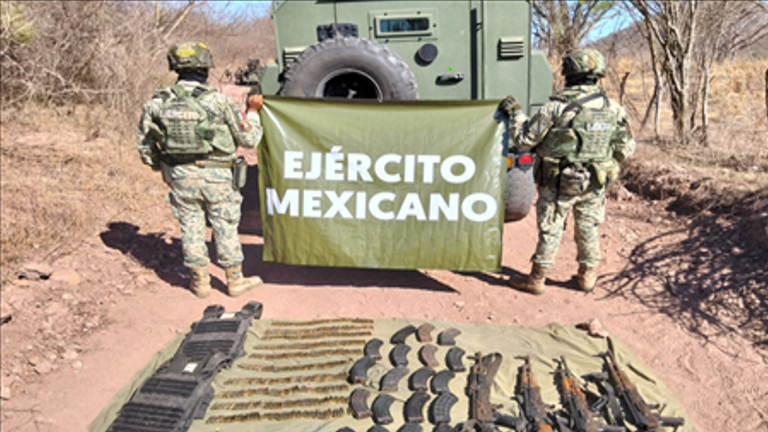 Arsenal incautado por las fuerzas federales en los poblados de Tecualilla y Jinetes, en Sinaloa.