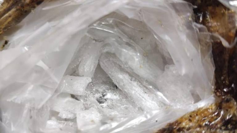 Hallan presunto cristal y cigarrillos de mariguana en paquetes que saldrían de Culiacán