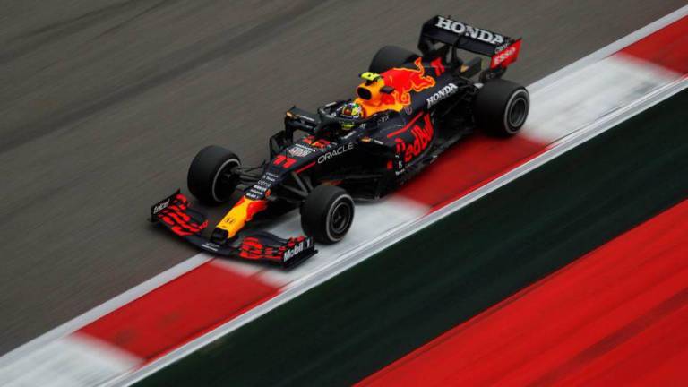 Error de Red Bull dejó sin podio a ‘Checo’ Pérez en carrera de locura en Rusia; Lewis Hamilton ganó