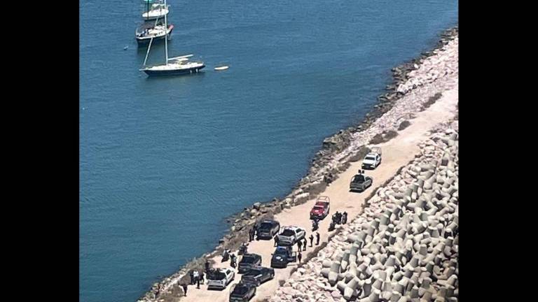 Policías municipales detuvieron al joven en la zona de la escollera, luego de reportes de pescadores y prestadores de servicios.