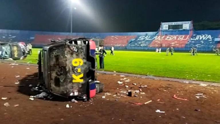 Tragedia en el futbol de Indonesia deja casi 200 muertos.