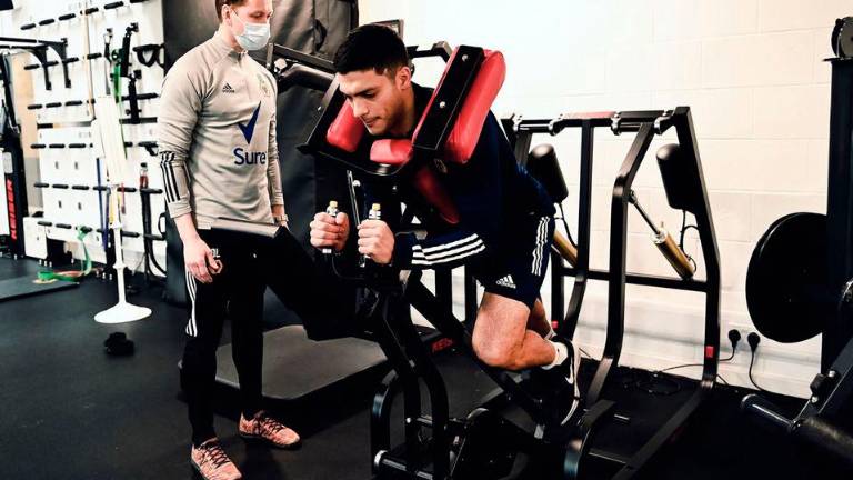 Raúl Jiménez ya tiene tres meses fuera de las canchas.