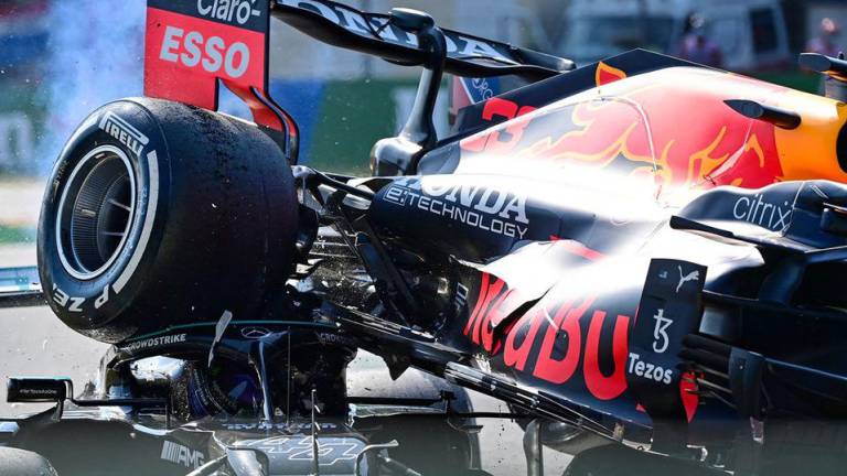 Lewis Hamilton estuvo cerca de sufrir un grave accidente.