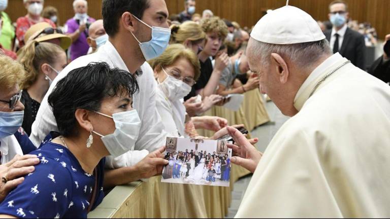 Francisca Alvarado Báez le muestra a El Papa Francisco para recibir su bendición.
