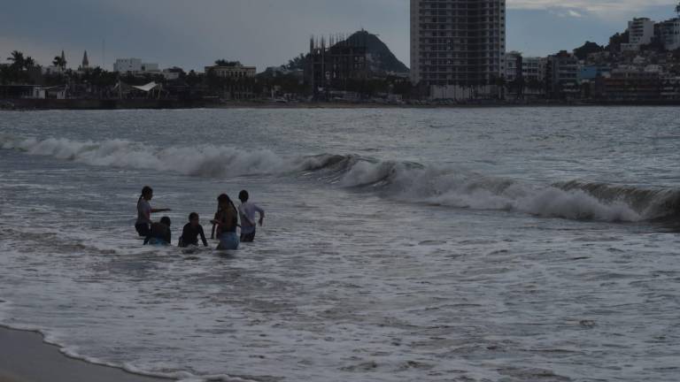 Las playas de Mazatlán fueron reabiertas tras cerrarlas por cambios climáticos.