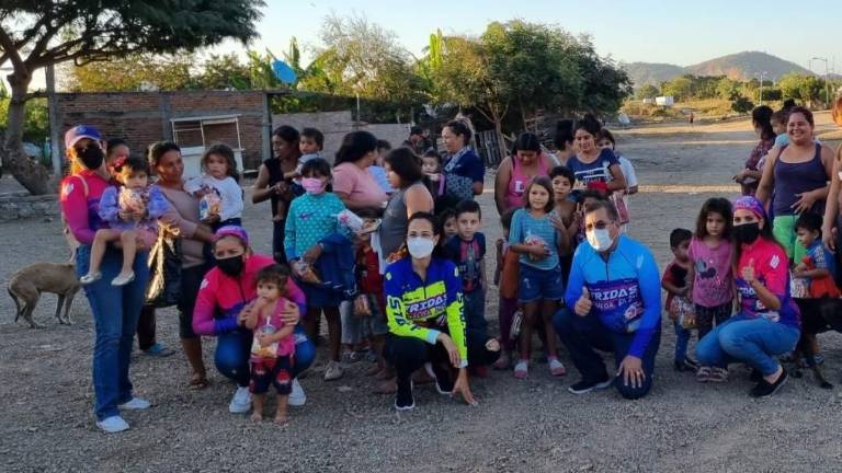 Decenas de niños sonrieron al ver la llegada de este grupo de ciclistas de montaña de Mazatlán convertidas en “Melchor”, “Gaspar” y “Baltasar” , quienes les repartieron los juguetes, la ropa y los dulces, además de la Rosca de Reyes.