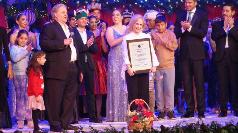 La artista homenajeada recibió el reconocimiento de manos de Raúl Rico González, director de Cultura Mazatlán.