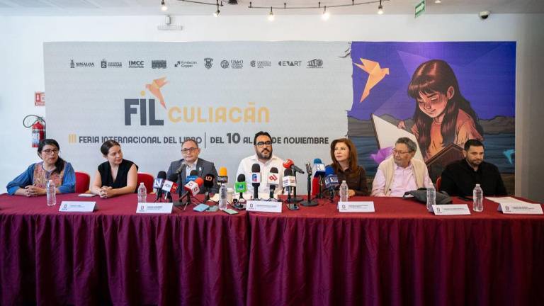 El alcalde Juan de Dios Gámez Mendívil y el escritor Élmer Mendoza, acompañados por autoridades de SEPyC, UAS y UAdeO, dan a conocer el programa.