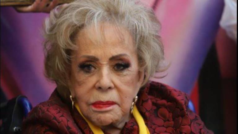 Silvia Pinal se encuentra estable y tranquila en su casa.