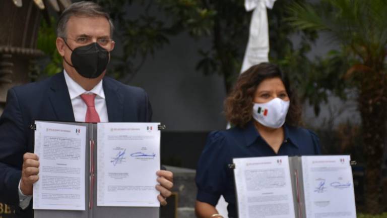 Marcelo Ebrard y Mary José Alcalá.