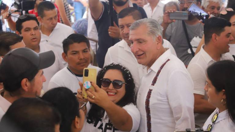Adán Augusto López Hernández es cobijado por morenistas y simpatizantes en asamblea en la Plazuela República.