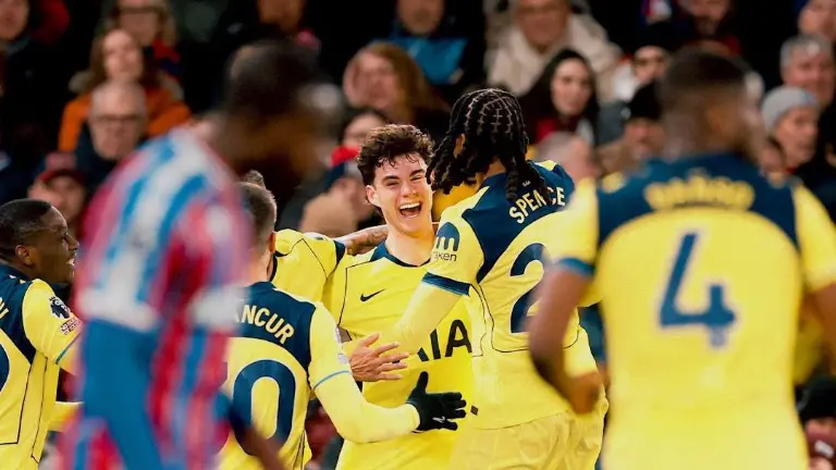 Archie Gray marca el gol por el Tottenham.