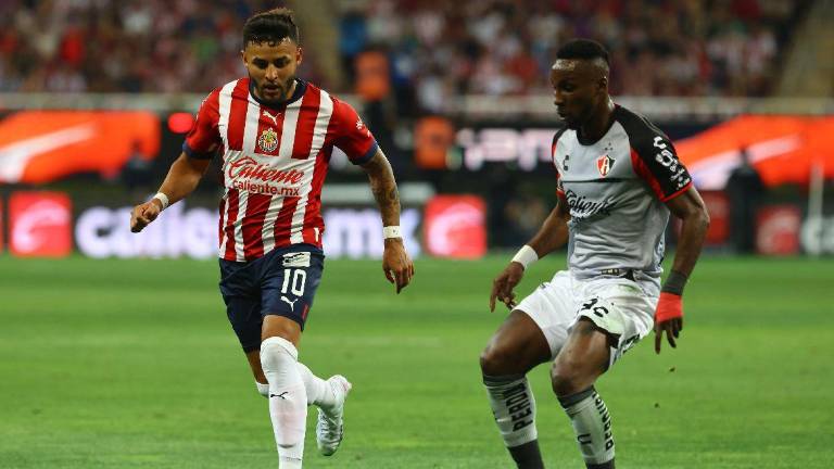 Alexis Vega y Julián Quiñones, durante el encuentro del pasado domingo, en los cuartos de final del Clausura 2023.