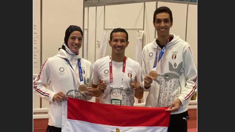 Óscar Salazar (en medio), junto a los deportistas a los que llevó a la conquista del bronce en Tokio 2020.