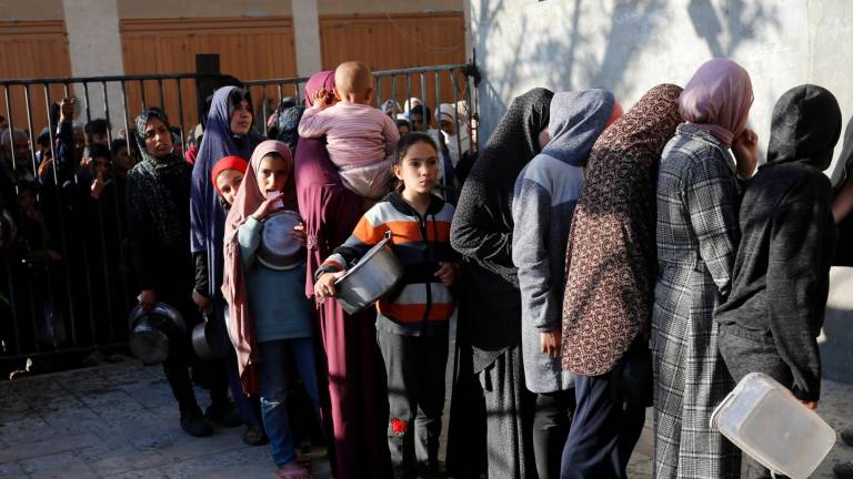Niños y adultos de la Franja de Gaza esperan alimentos mientras los suministros siguen disminuyendo.
