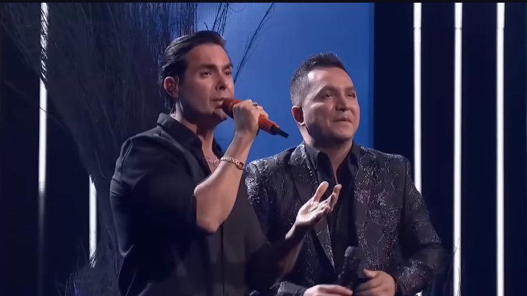 Ernesto D’Allessio y Josi Cuen interpretan la pieza Ya es muy tarde.