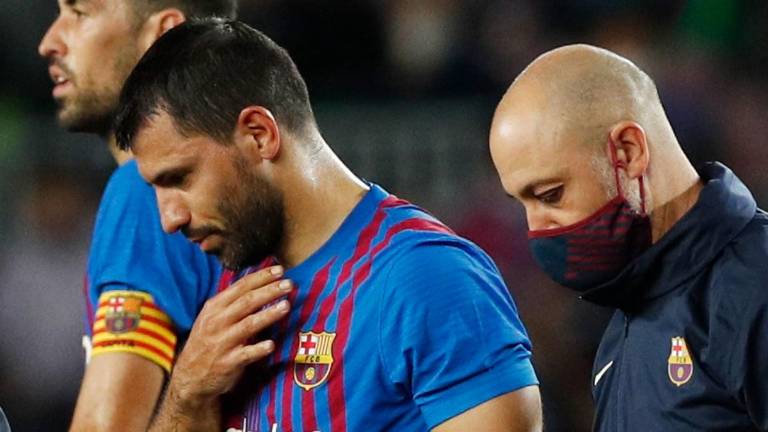 Sergio Agüero dejaría el futbol por problemas de salud.